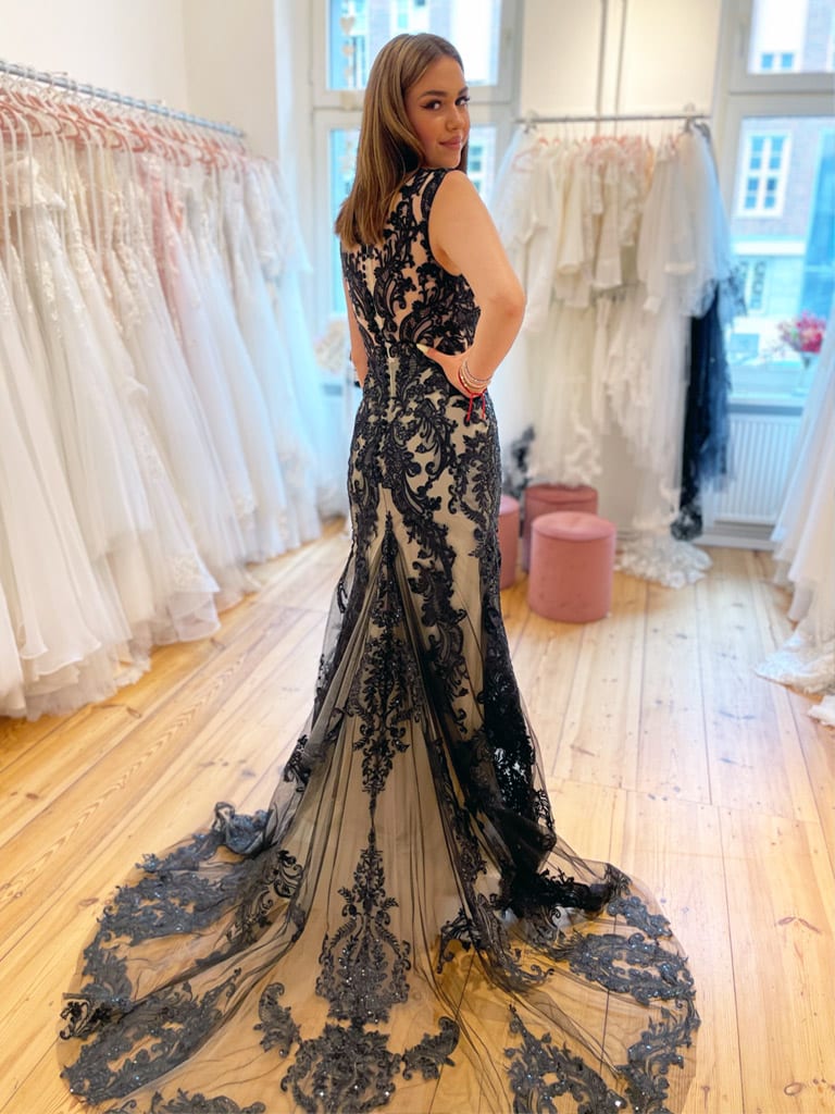 Schwarzes Brautkleid Schweiz mit transparentem Spitzenrücken – Design von LAFANTA