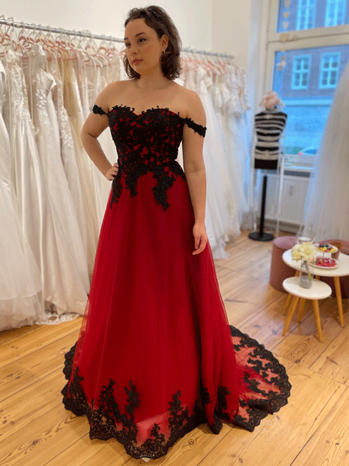 Vorderansicht eines roten Brautkleids mit schwarzer Spitze – Design von LAFANTA Schweiz.