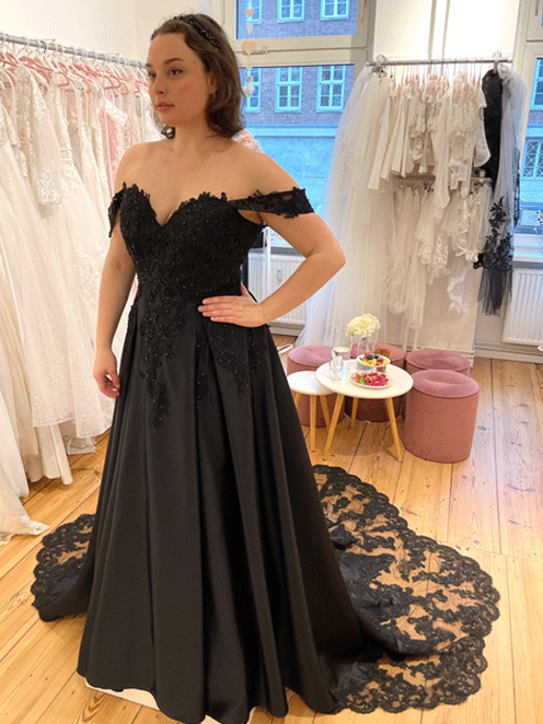Schwarze Brautkleider Schweiz: Braut in schwarzem Brautkleid mit schulterfreiem Spitzenoberteil – Design von LAFANTA Dark Couture