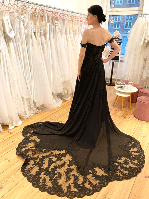 Schwarz Brautkleider Schweiz: Braut in schwarzem Brautkleid mit langer Schleppe und Spitze – LAFANTA