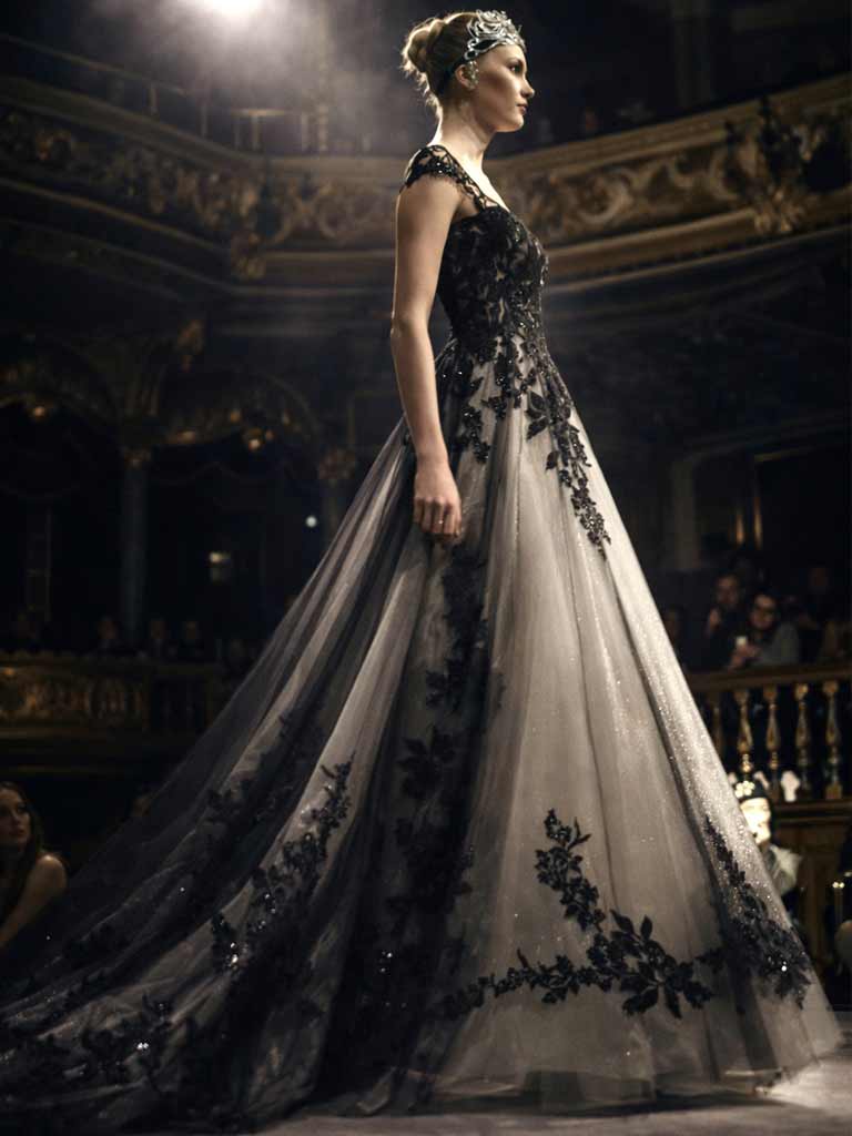 Exklusives Dark Couture Brautkleid in Schwarz mit aufwendiger Spitze – jetzt erhältlich in der Schweiz.