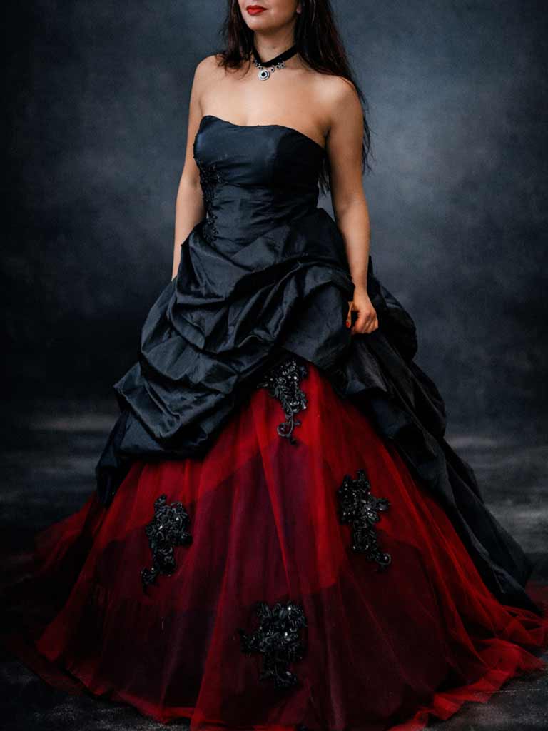 Extravagantes schwarz-rotes Brautkleid im Dark Couture Stil, exklusiv erhältlich in der Schweiz.