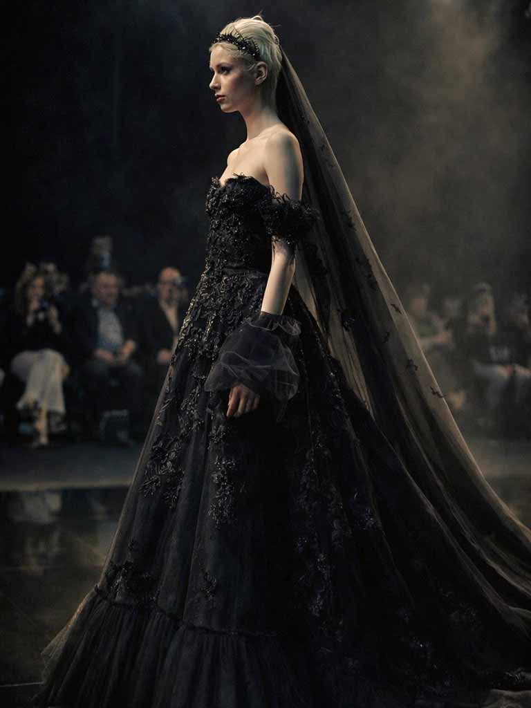 Romantisches schwarzes Brautkleid aus Spitze mit passendem schwarzen Schleier, erhältlich in der Schweiz.