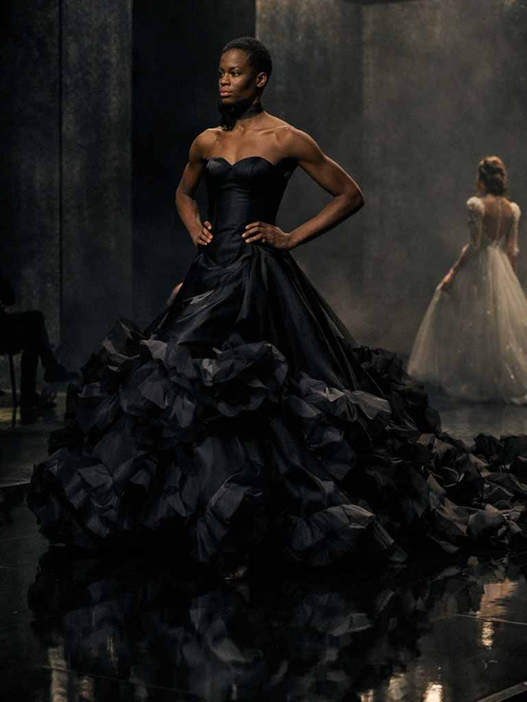 Dramatisches schwarzes Ballkleid im Dark Couture Stil mit voluminösem Rock, erhältlich in der Schweiz.