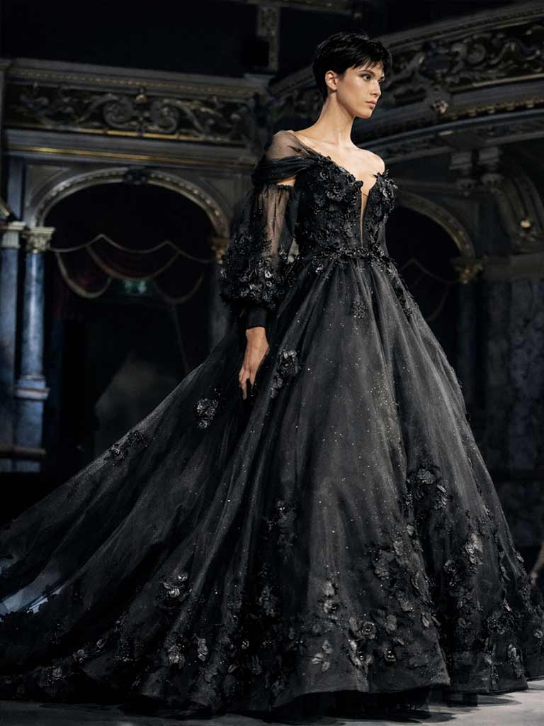 Prachtvolles schwarzes Brautkleid mit 3D-Blumen-Applikationen, erhältlich in der Schweiz.