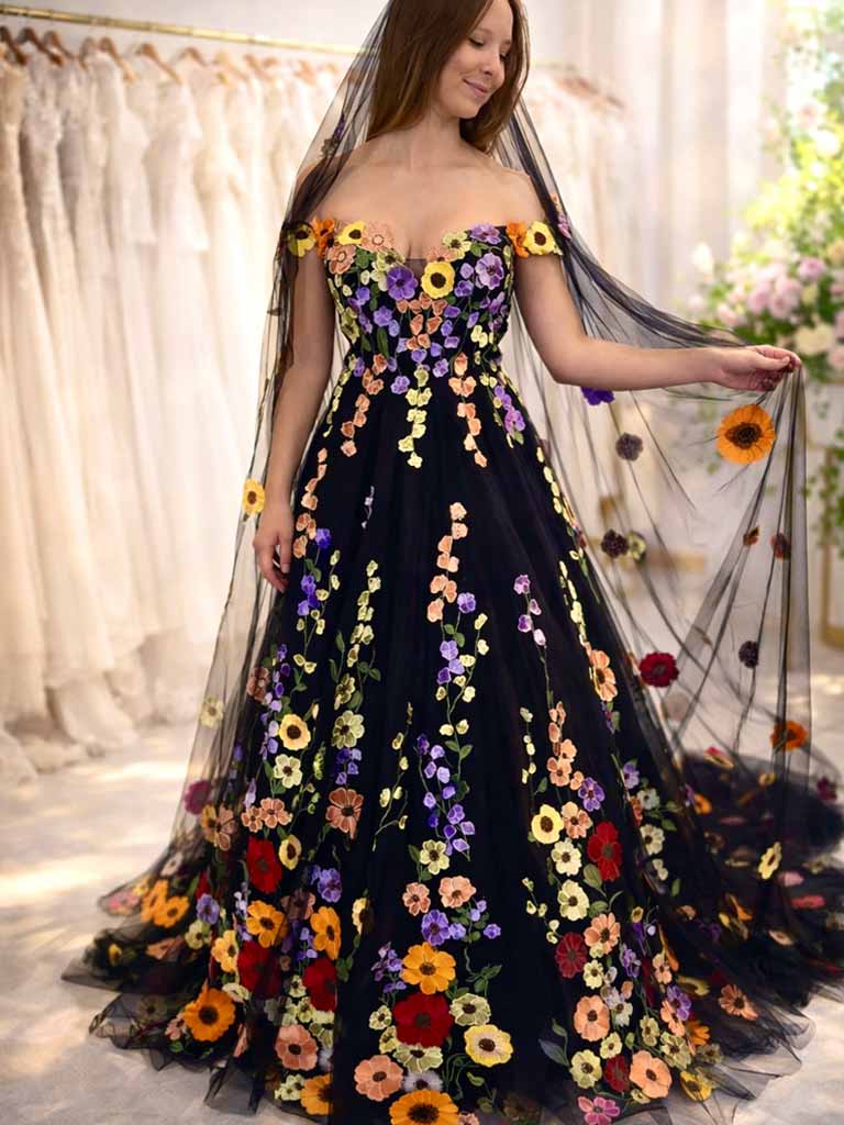 Außergewöhnliches schwarzes Brautkleid mit bunter Blumen-Spitze und Tüll-Schleier, exklusiv in der Schweiz.