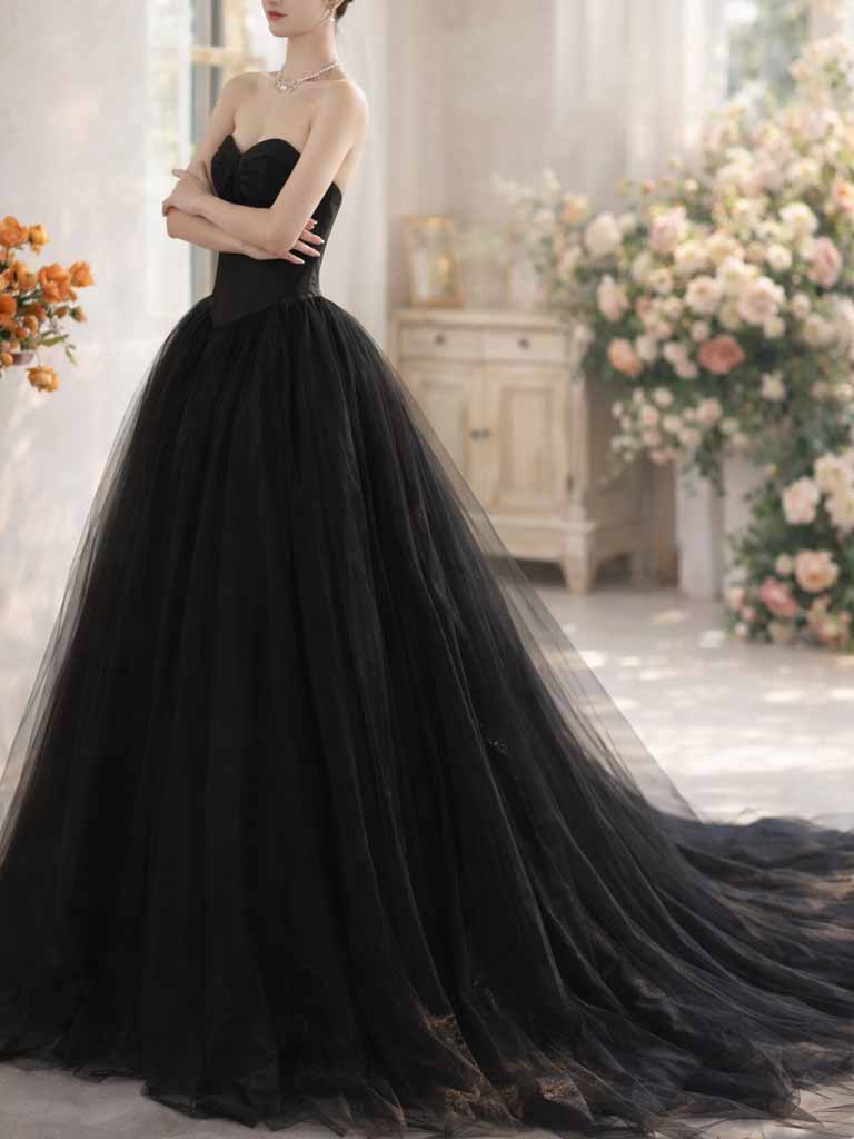 Klassisches schwarzes Brautkleid mit herzförmiger Korsage und weitem Tüllrock, exklusiv in der Schweiz.