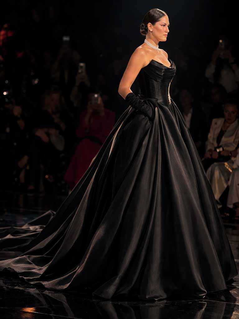 Ein glänzendes schwarzes Satin-Brautkleid in A-Linie mit Corsagen-Oberteil auf einem Runway. LAFANTA Schwarze Brautkleider Kollektion Schweiz.